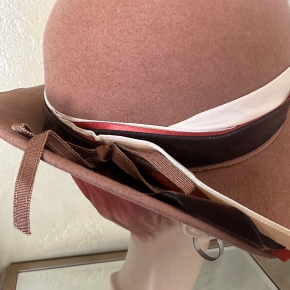 ELEGANT VINTAGE LIGHT BEIGE FELT FEDORA WITH MULTICOLORED RIBBON BAND
